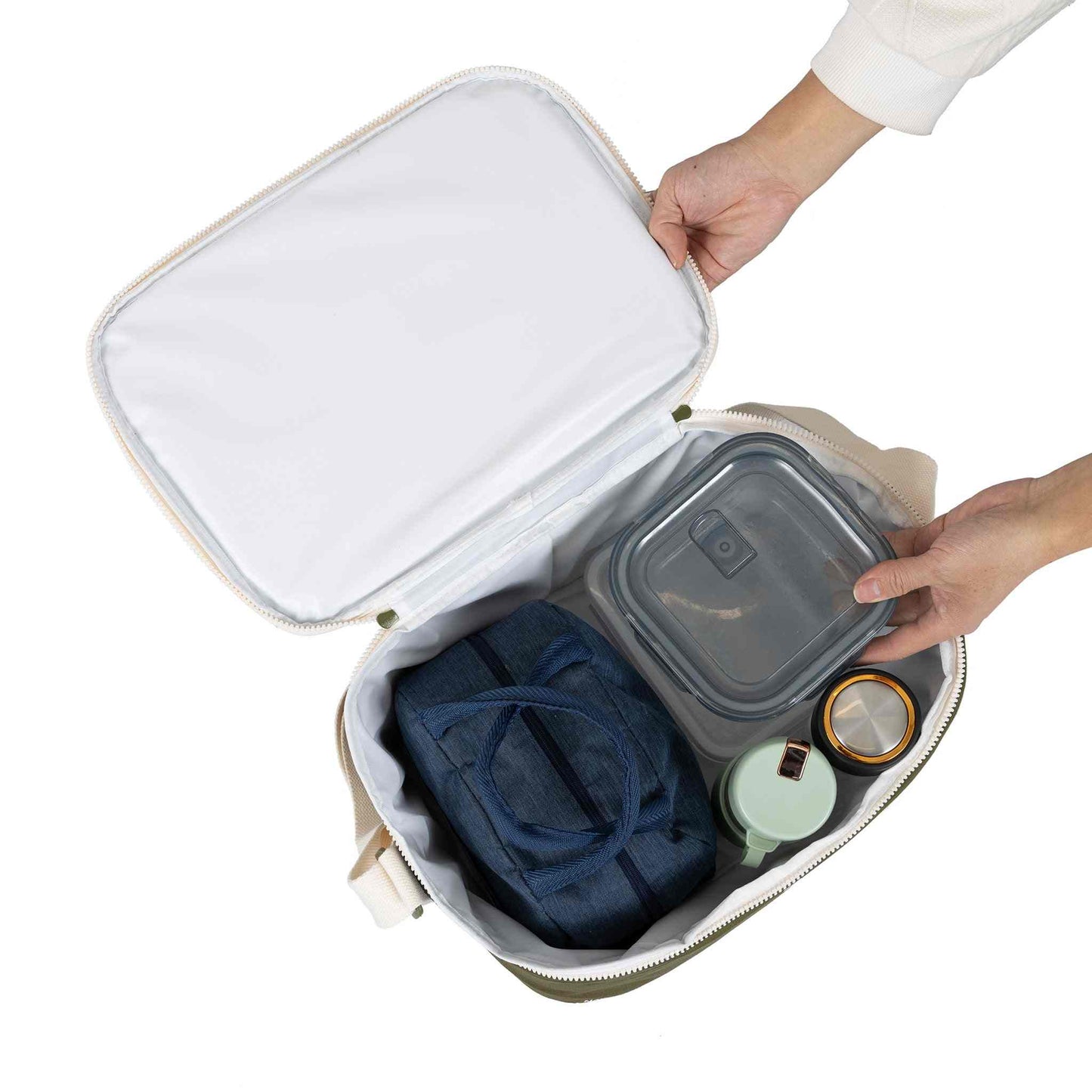 15L køletaske med indhold; ideel til kolde drikke og snacks, perfekt til udendørs aktiviteter.