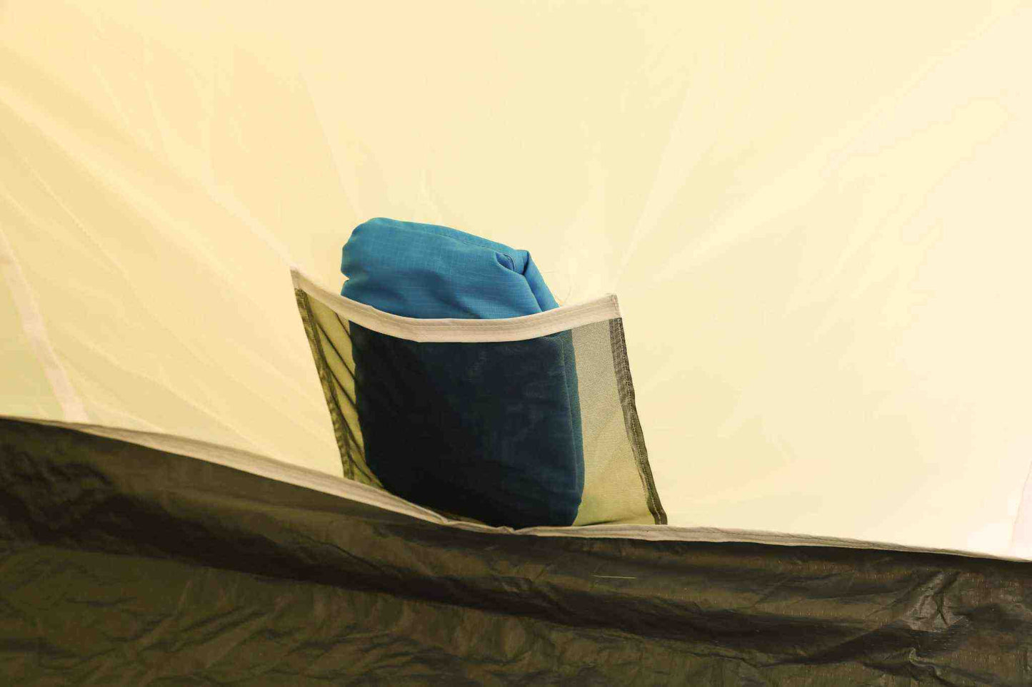 Pop up telt til 3 personer med opbevaringslomme indvendigt.