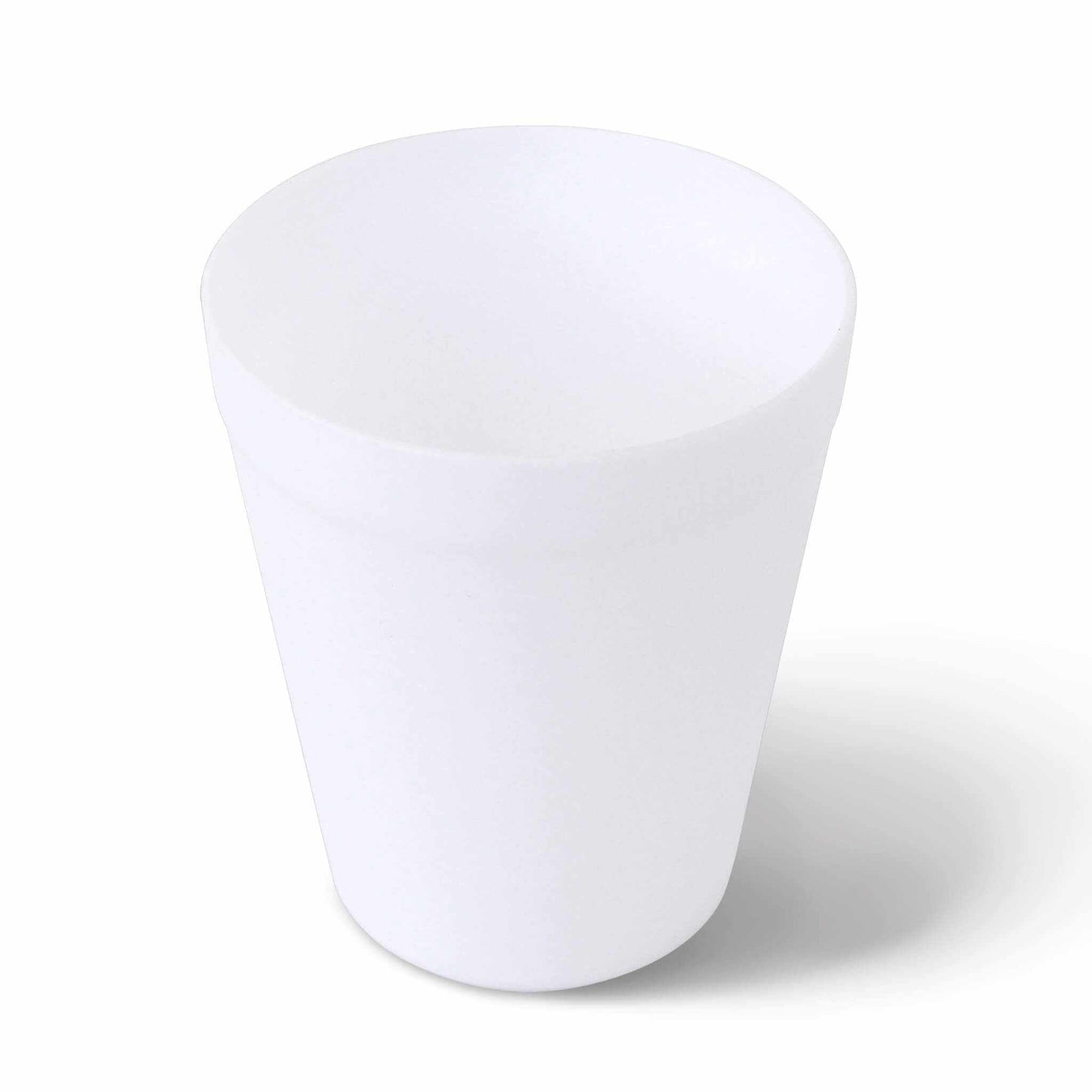 Reusable plastic service set with 30 pieces including plates, cups, forks, knives, and spoons; robust, dishwasher safe, BPA/PFAS free; ideal for picnics.