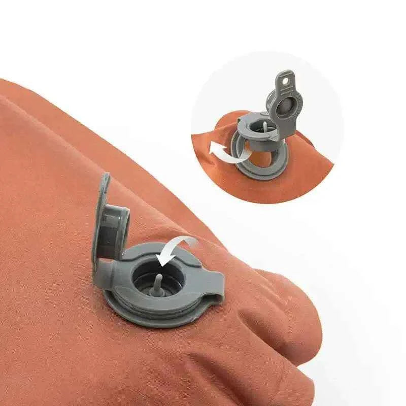 Selvoppustelig hovedpude fra Tipii med justerbar ventil i orange.