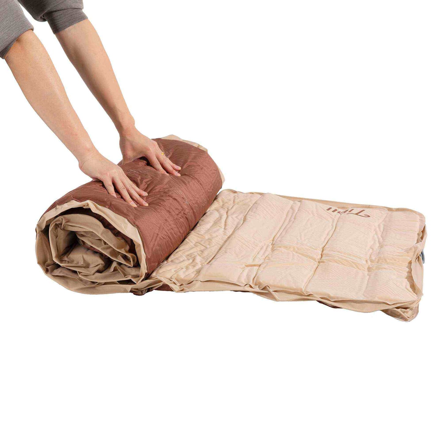 Premium selvoppustelig madras fra Nordic Peak, let at rulle sammen, beige og brun farve.