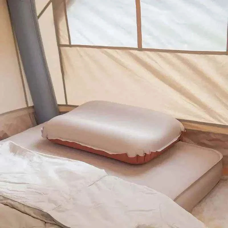 Selvoppustelig hovedpude fra Tipii i teltmiljø, justerbar komfort til camping.