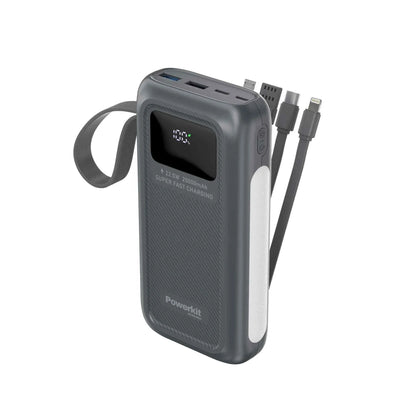 Powerbank 20.000 mAh med hurtigopladning, indbygget display, lommelygte og fire kabler til USB C, Lightning, Micro USB og USB A.