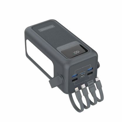 Powerbank 50.000 mAh med indbygget display, lommelygte og fire kabler til USB C, Lightning, Micro USB og USB A.