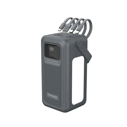 Powerbank 50.000 mAh med indbygget display, lommelygte og 4 kabler til USB C, Lightning, Micro USB og USB A, mulighed for hurtigopladning og opladning af 2 enheder samtidigt.