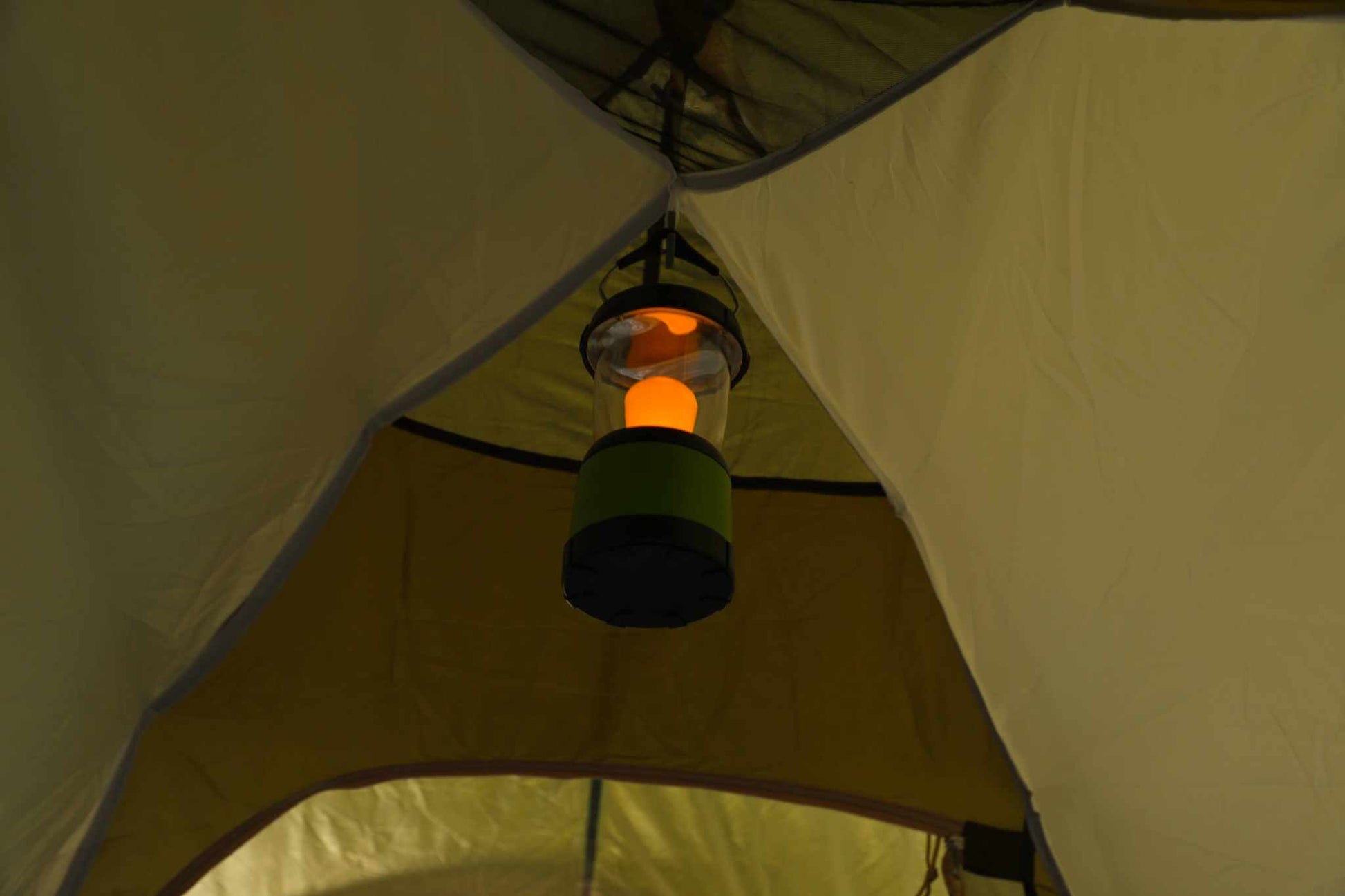 Indvendig udsigt af Festivaltelt - 3 personer XL med loftlampe.